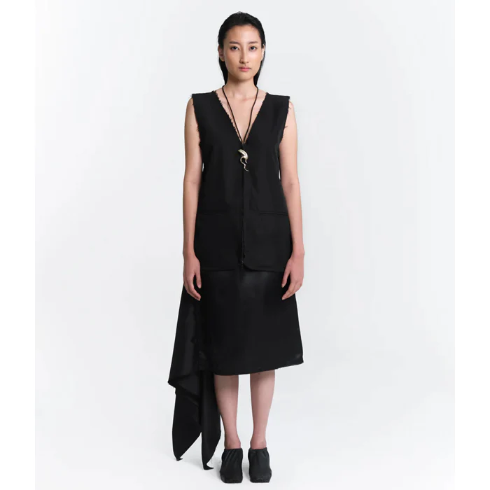Izz Vest Black