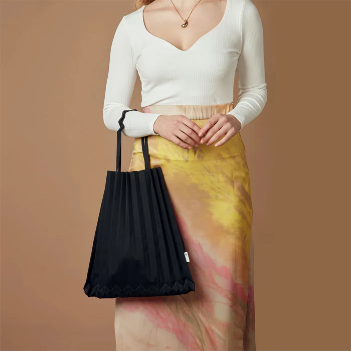 ME ISSEY MIYAKE RECYCLED POLYESTER TRUNK PLEATS BAG - Image 3